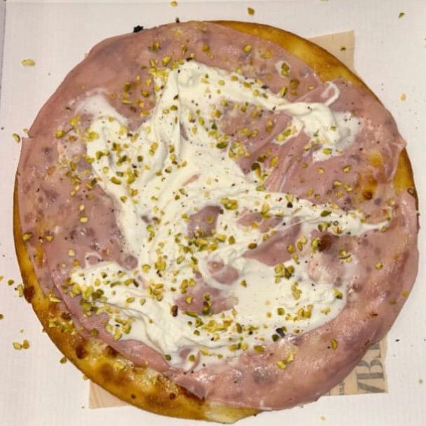 Pizza con mortadella e pistacchio