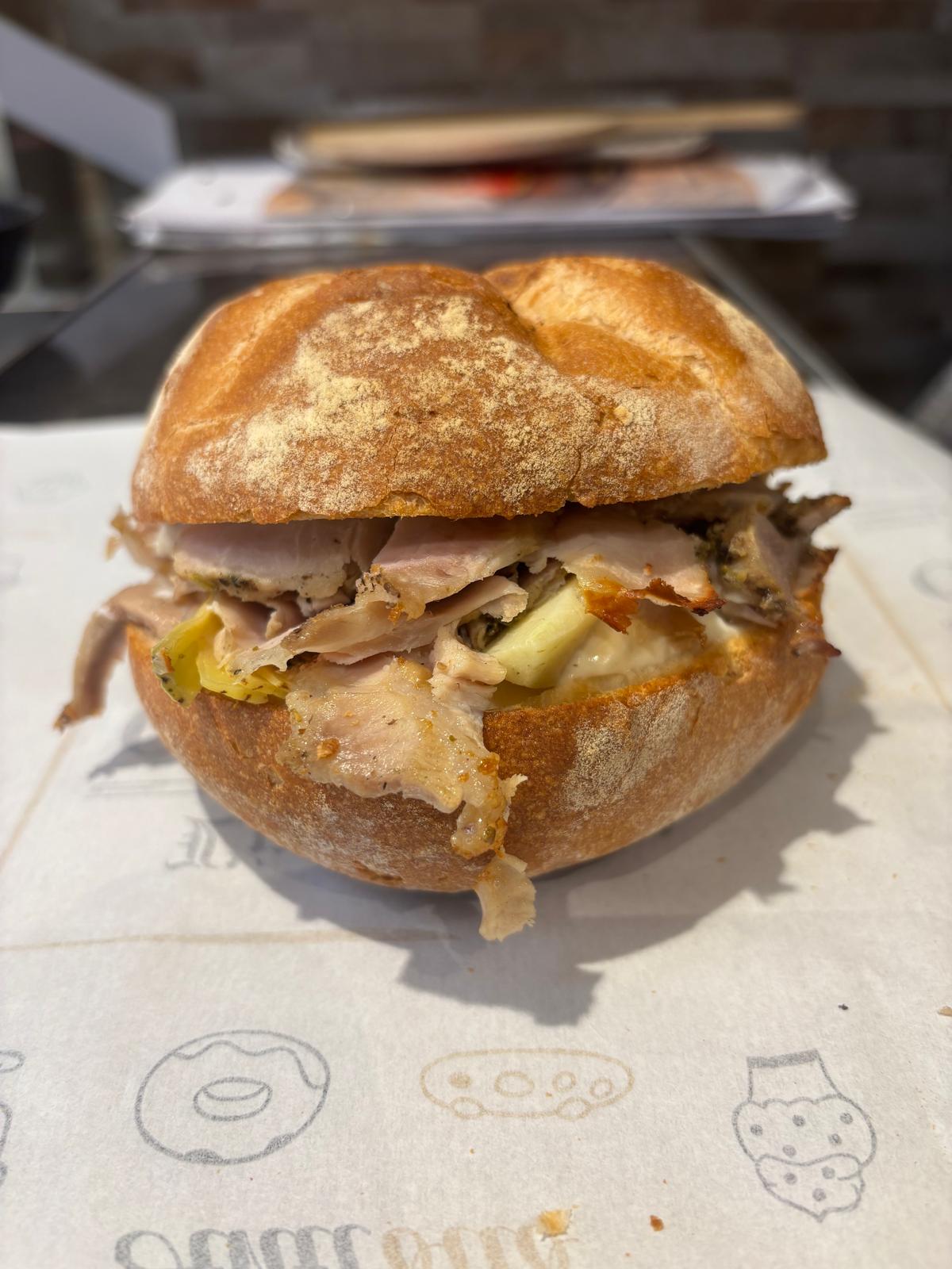 Panino con porchetta e scamorza