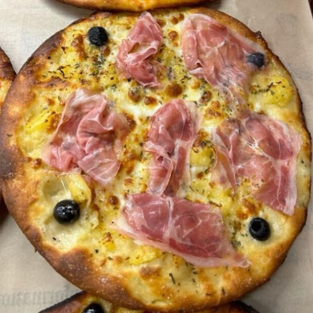 Pizza con patate e pancetta