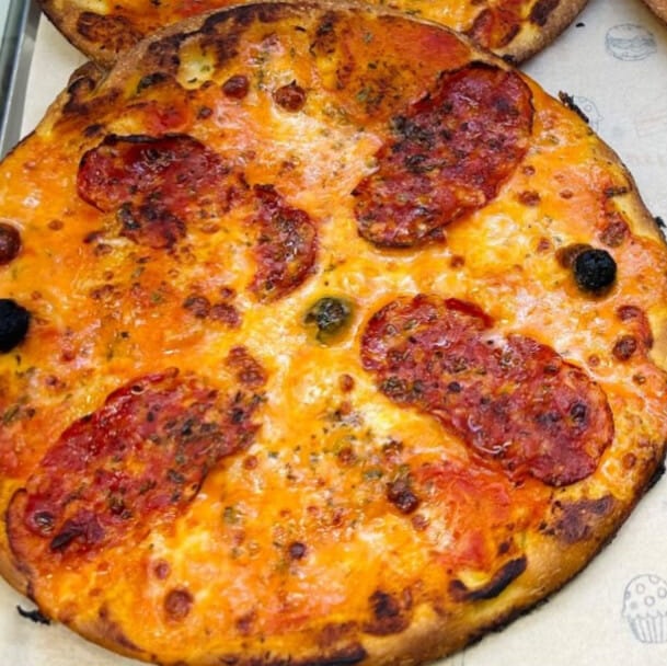 Pizza con salame piccante