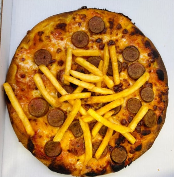 Pizza würstel e patatine